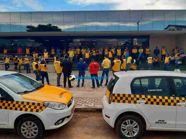 Taxistas protestam na Câmara por regulamentação do táxi compartilhado