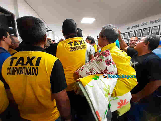 Taxistas decidem dormir na Câmara após vereadores prometerem resolver impasse só na terça-feira
