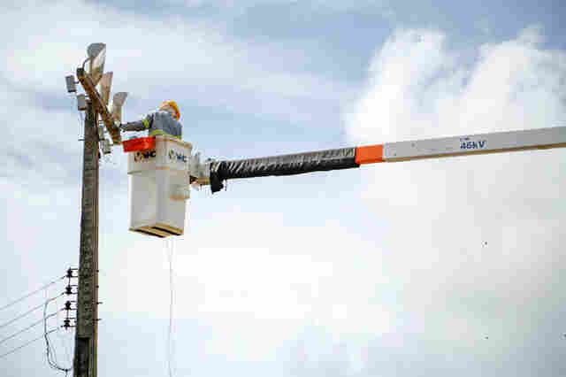 Prefeitura ilumina campo e ginásio de esportes no distrito de Calama