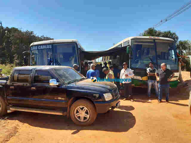 Moradores e caminhoneiros bloqueiam Estrada da Penal para exigir asfalto