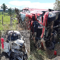 Divulgadas mais imagens do acidente que matou três em Extrema; carro e carreta ficaram destruídos