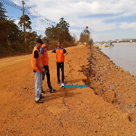 Vídeo: Defesa Civil vistoria trecho com rachaduras na Estrada do Belmont, em Porto Velho