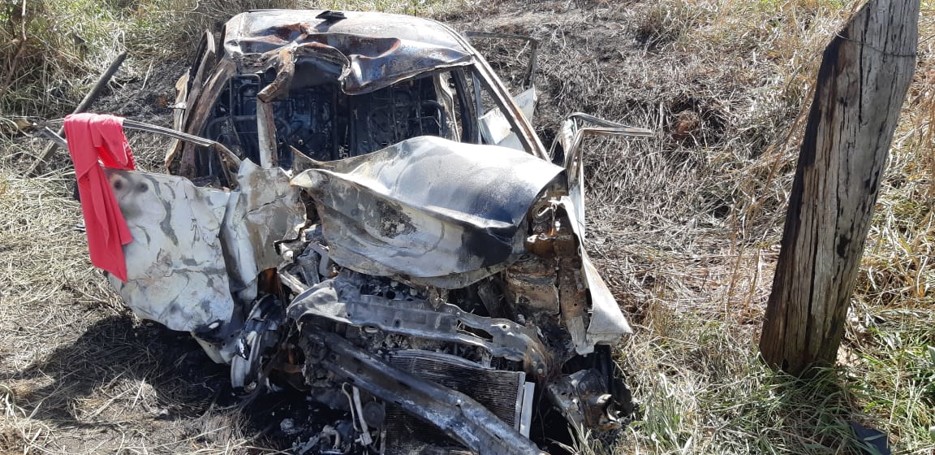 Divulgadas mais imagens do acidente que matou três em Extrema; carro e carreta ficaram destruÃdos