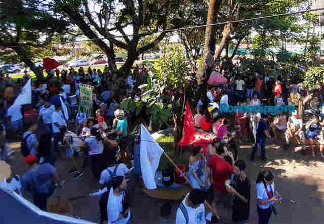 Mobilização contra reformas reúne manifestantes na Praça das Caixas D'Água