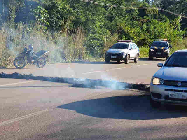 Polícia identifica encapuzados que incendiaram pneus e fecharam a BR-364