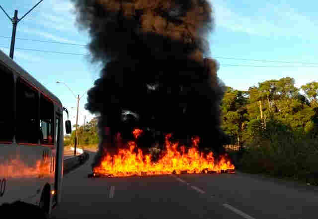 Vídeo: Encapuzados incendeiam pneus e fecham a BR-364 em Porto Velho