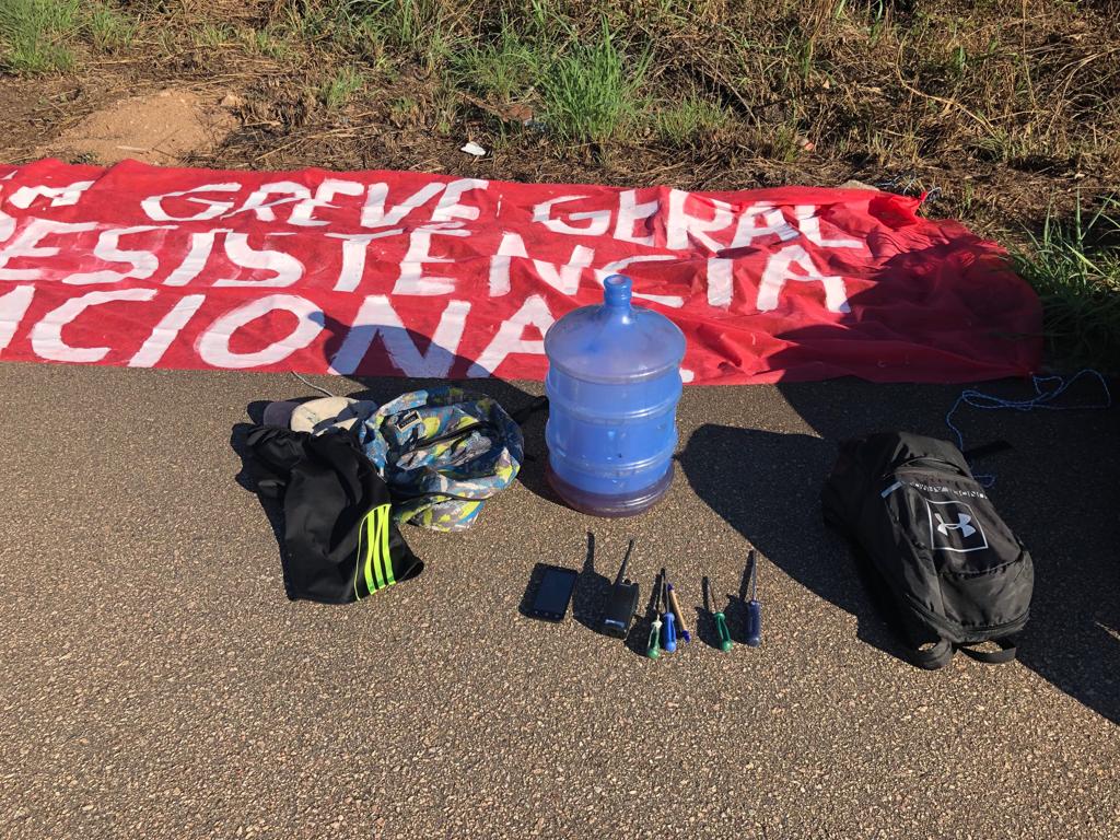Vídeo: Encapuzados incendeiam pneus e fecham a BR-364 em Porto Velho