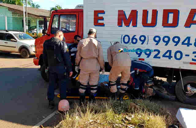 Vídeo: Motociclista e filho são arrastados por caminhão após grave acidente