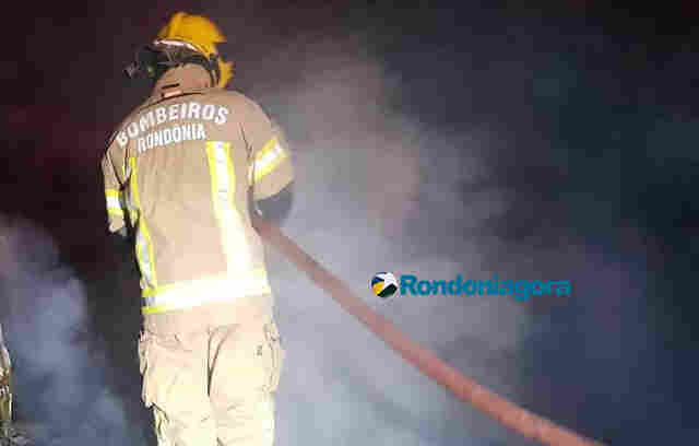 Casa é destruída pelo fogo na Zona Leste de Porto Velho