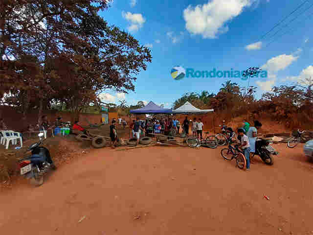 Moradores bloqueiam acesso na Estrada do Japonês; Prefeitura busca resolver impasse