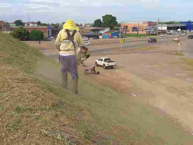 Prefeitura inicia trabalho de limpeza na avenida Jorge Teixeira