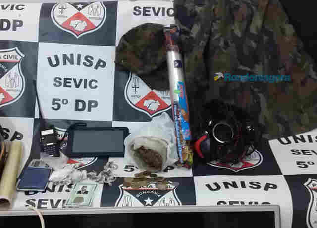 Policiais da 5ª DP apreendem droga e rádio durante buscas