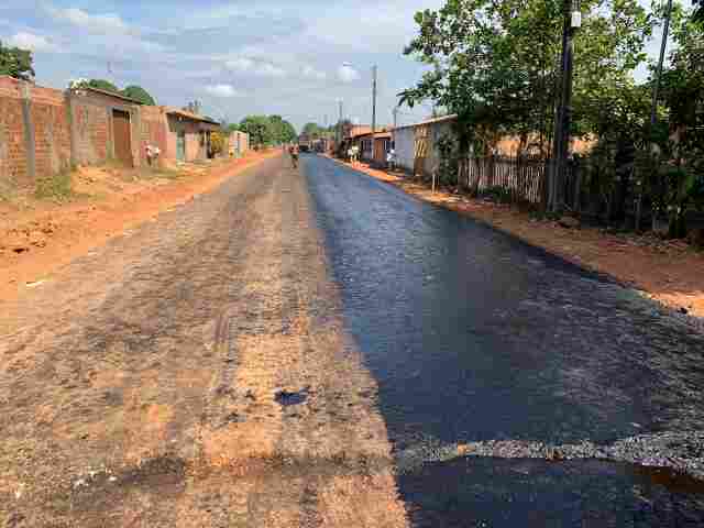 Mais duas ruas recebem massa asfáltica na zona leste