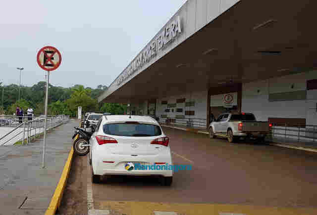 Após denúncia, Infraero manda retirar cavaletes da frente do Aeroporto