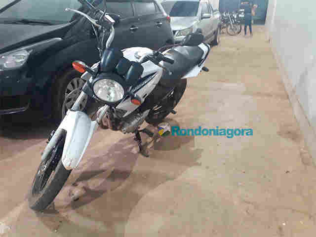 Polícia prende dupla passeando de moto com droga