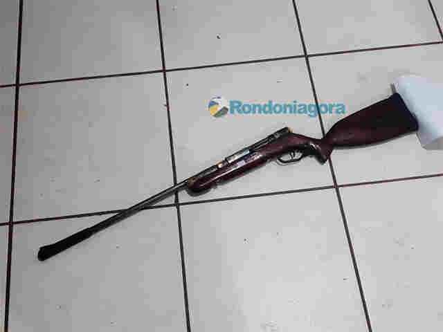 Idoso quase é morto em bar e atirador acaba preso após esconder arma em galinheiro