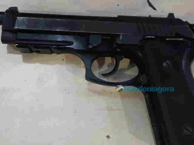 Dois são presos com arma roubada da PM