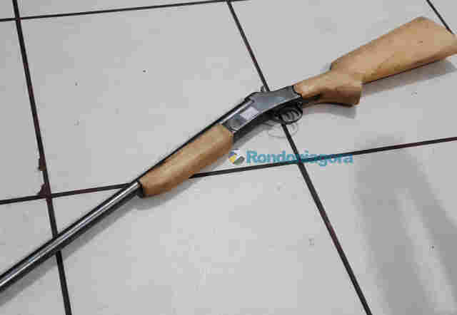 PM vai apurar tentativa de suicídio e prende homem com espingarda e placa furtada