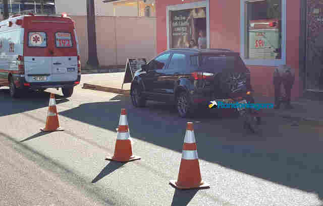 Motociclista fica gravemente ferido após colidir na traseira de carro