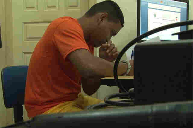 Polícia indicia apenado encontrado com droga em residência