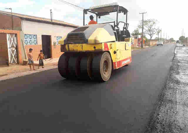 Trecho de mil metros da avenida Raimundo Cantuária recebe pavimentação asfáltica