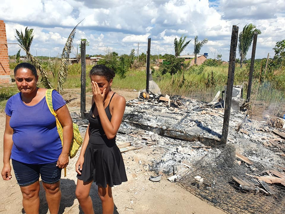 Viciado incendeia a própria casa e deixa família em apuros; vítima pede ajuda
