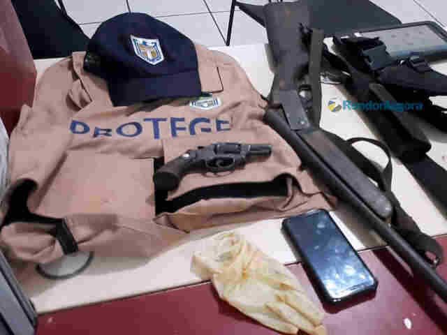 Após denúncia, PM encontra carro clonado, colete e armamento em chácara