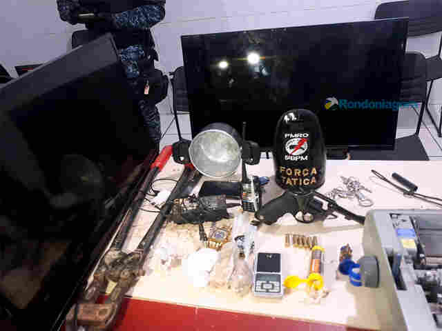 PM prende quatro durante averiguação de roubo