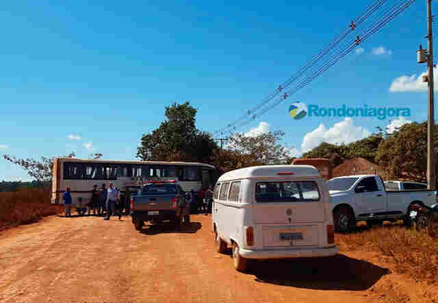 Moradores e caminhoneiros bloqueiam acesso na Estrada da Penal em protesto por asfalto