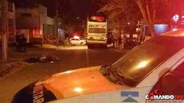 Jovem motociclista de 22 anos morre após colidir em ônibus