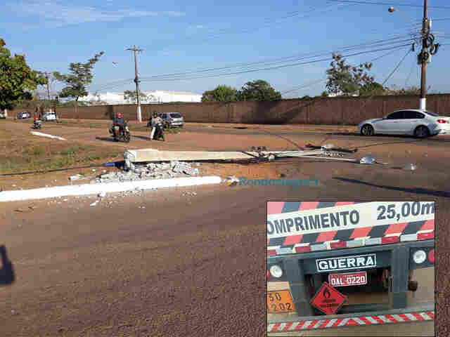 Caminhoneiro derruba poste de iluminação e foge na Capital