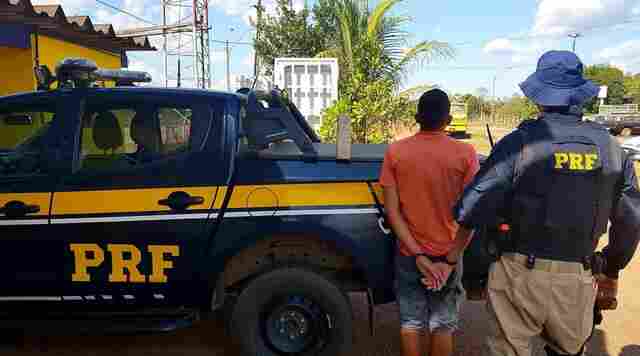 Motorista sob efeito de cocaína é preso pela PRF transportando tabletes de maconha