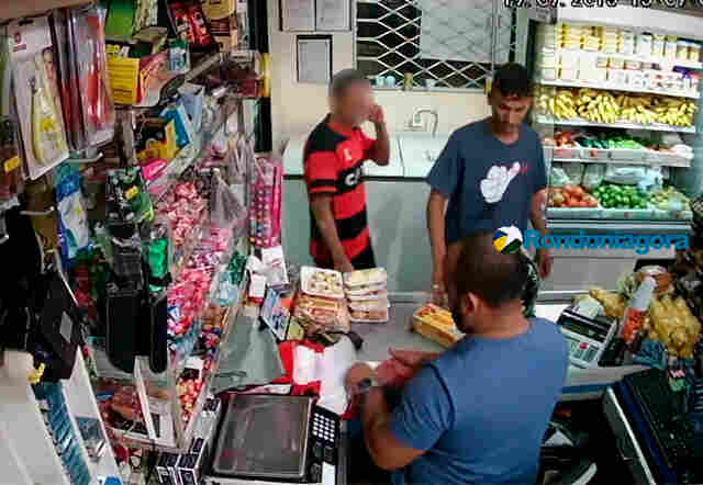 Câmeras registram bandido armado assaltando comércio na Capital; veja vídeo