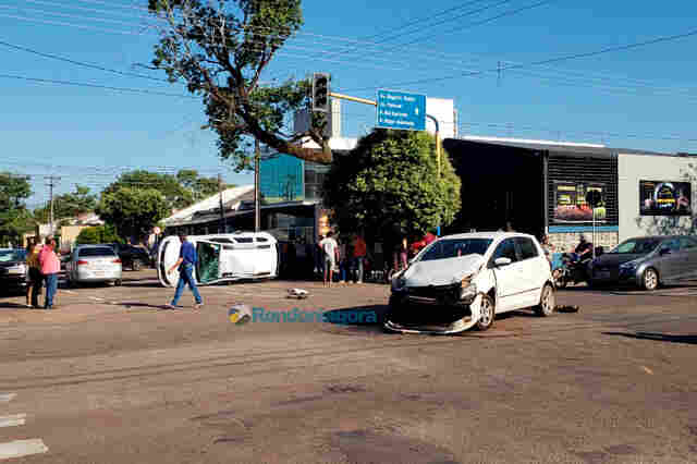 Motorista avança sinal vermelho e acaba capotando em acidente na Duque de Caxias