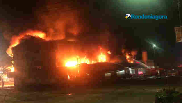 Vídeo: Bombeiros tentam controlar incêndio na Rondobrás, em Porto Velho