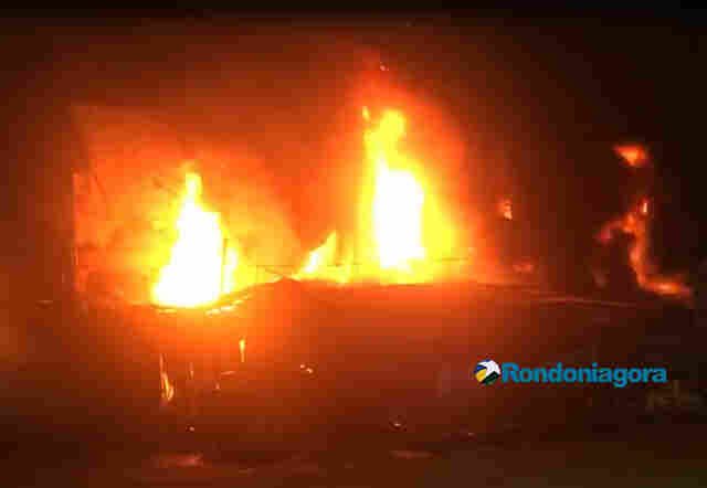 Vídeo: Incêndio de grandes proporções destrói o prédio da Rondobras em Porto Velho