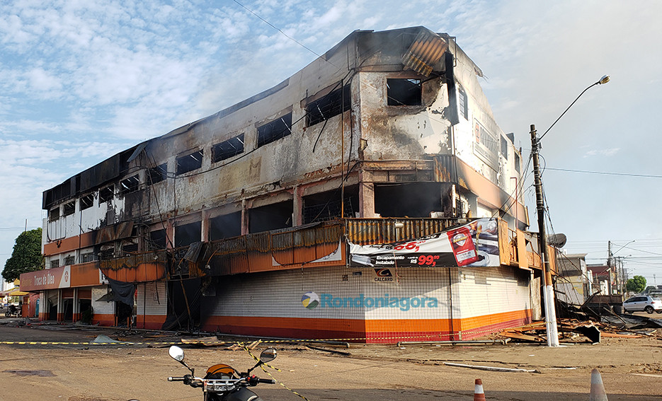 Vídeos e fotos: o que restou do prédio da Rondobras após o grande incêndio de sábado