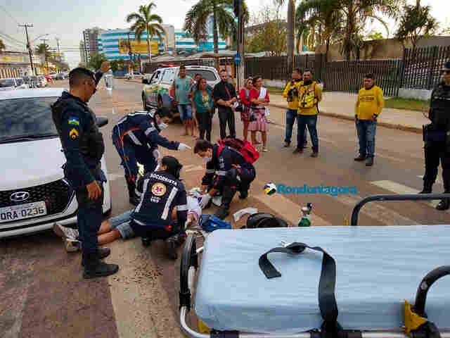 Motociclista fica em estado grave ao colidir em Uno que parou para pedestres passarem