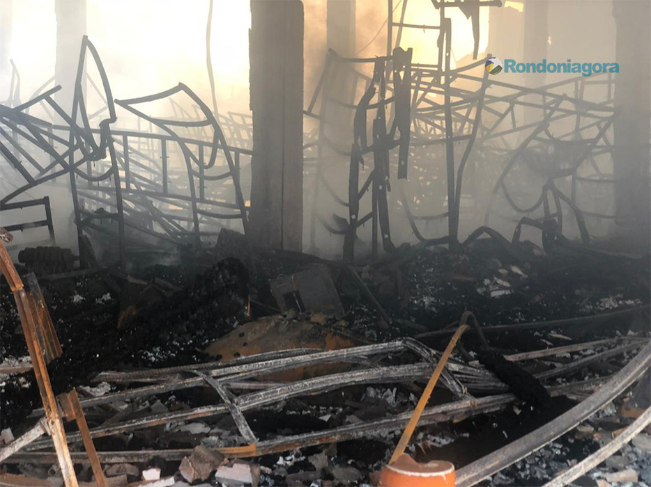 Vídeos e fotos: o que restou do prédio da Rondobras após o grande incêndio de sábado