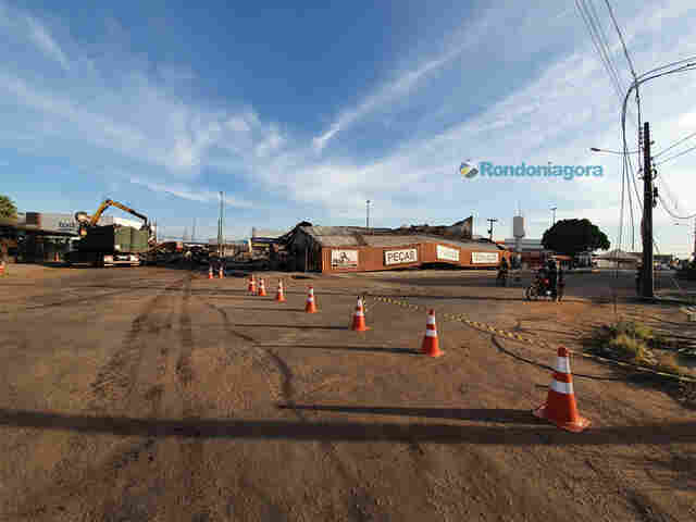 Tudo no chão: prédio da Rondobras é demolido em três horas; veja vídeos