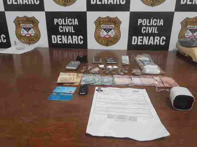 Denarc cumpre mandados e prende dois por tráfico; motorista de aplicativo fazia entregas