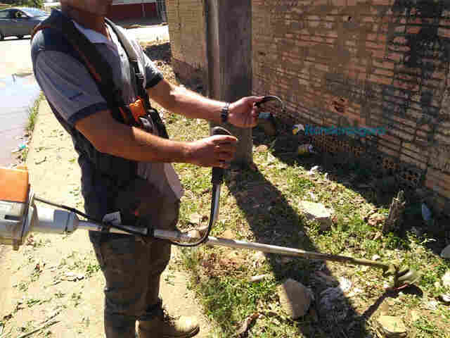 Trabalhador encontra tornozeleira jogada em terreno baldio