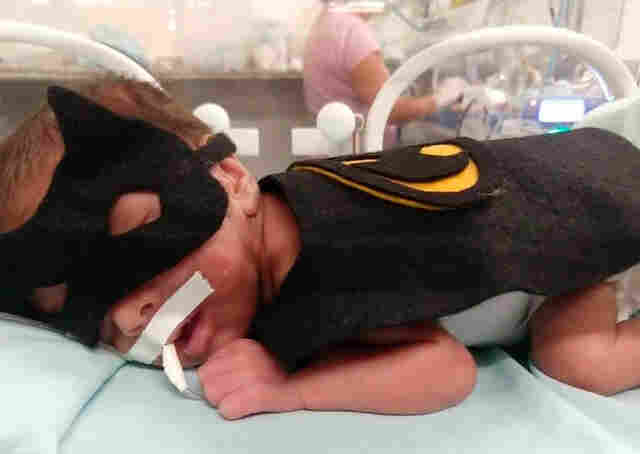 Bebês da UTI neonatal viram super heróis em ação de acolhimento no Hospital de Base