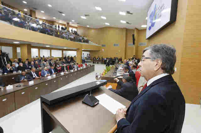 Emoção e homenagens marcam Sessão Solene que comemorou os 36 anos da primeira Constituição Estadual