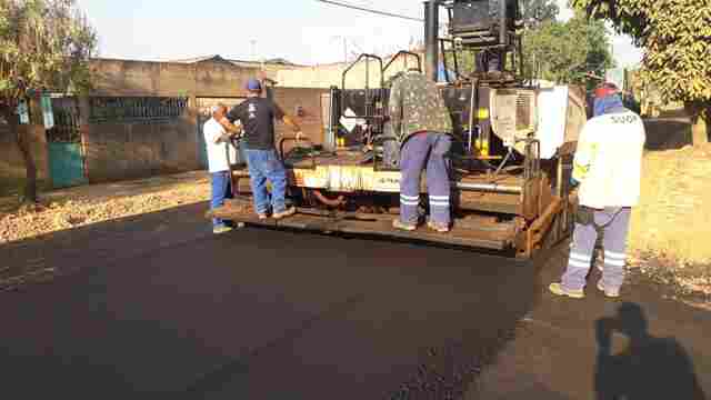 Prefeitura segue programa de asfaltamento em várias ruas