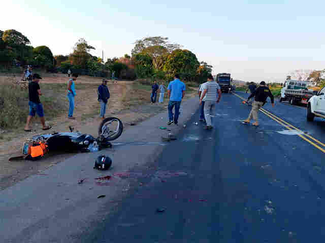 Motociclista morre ao colidir com caminhão na BR-364