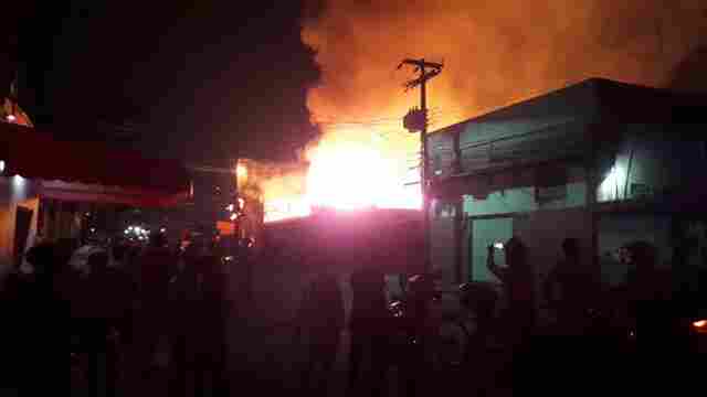 Incêndio de grandes proporções atinge depósito de colchões na Capital