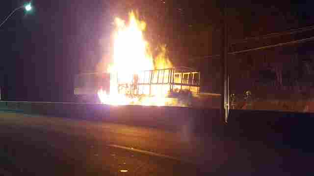 Carreta com cachaça pega fogo na BR-364 em Porto Velho