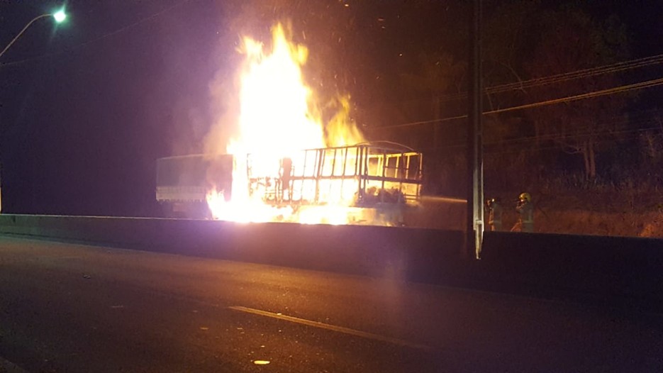 Carreta com cachaça pega fogo na BR-364 em Porto Velho
