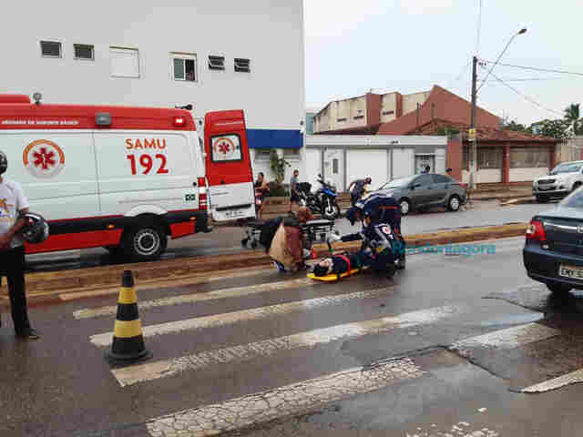 Motociclista fica com lesões após colidir em meio fio